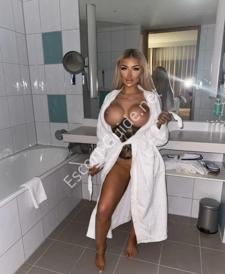 Amaliya, Blonde