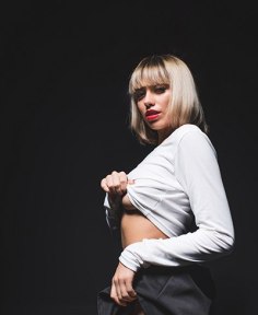 Aliya, Blonda