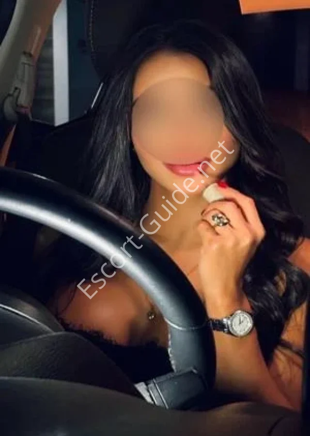 Aida Escortss, Black