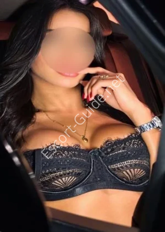 Aida Escortss, Black