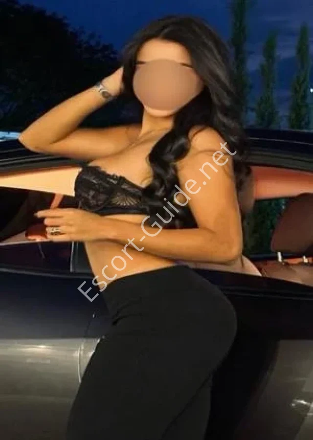 Aida Escortss, Black