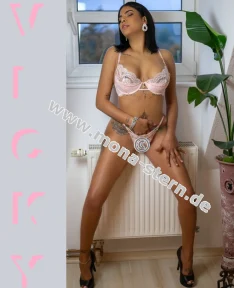 Vicky, Brunette