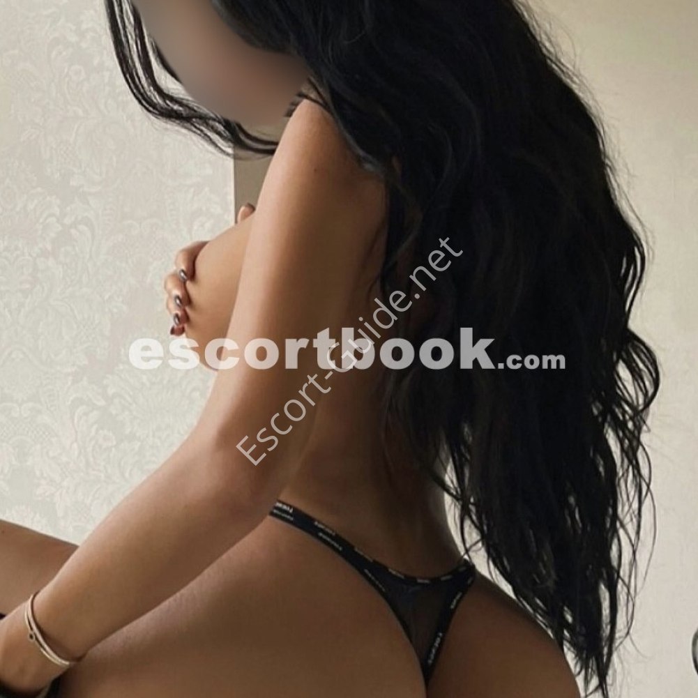 Rhea, Brunette