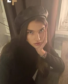 Chole, Brunette