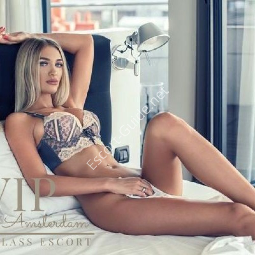 Carley, Blonde