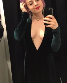 Isa, Brunette